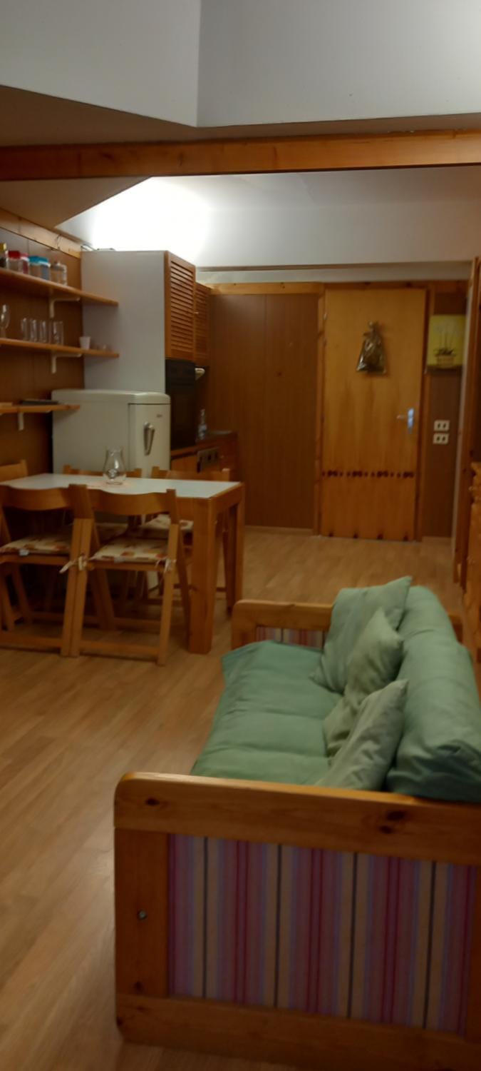 Kitchen or kitchenette, Seating area, Dining area, Bedroom