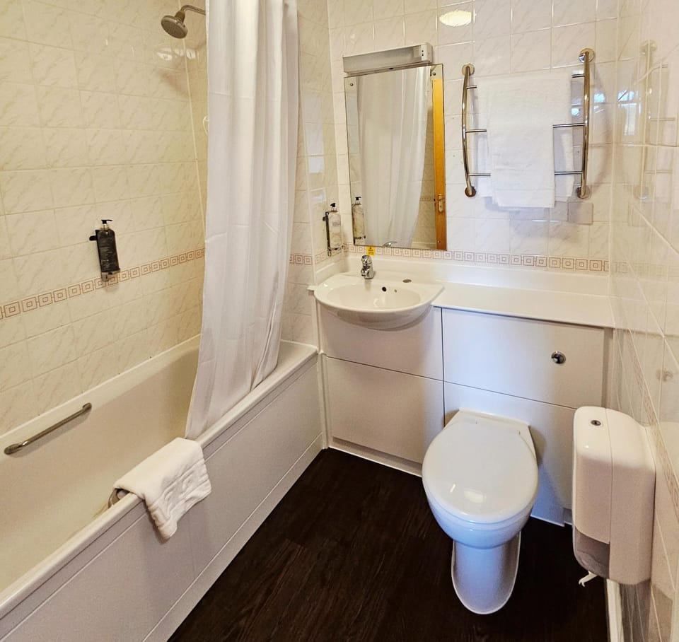 Shower, Toilet, Bathroom, Bath, towels