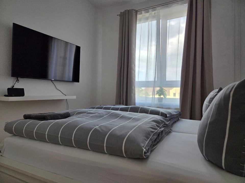 Bed, TV and multimedia, Photo of the whole room, Bedroom