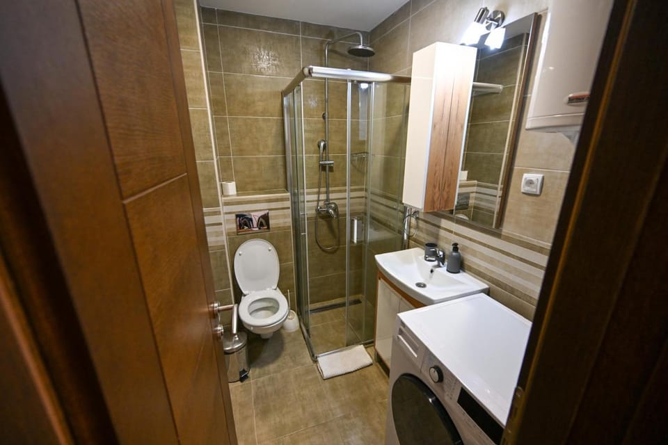 Shower, Toilet, Bathroom, towels