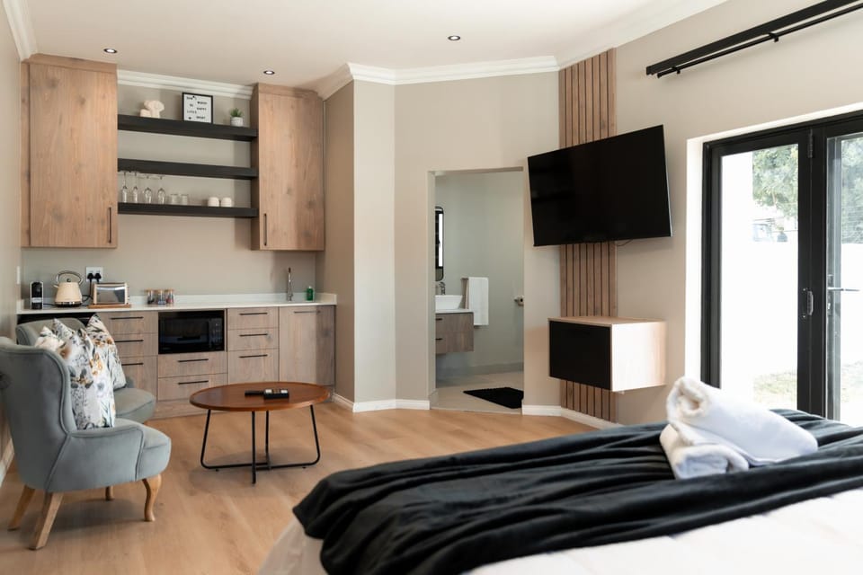 TV and multimedia, Kitchen or kitchenette, Living room, Photo of the whole room, Seating area, Bedroom