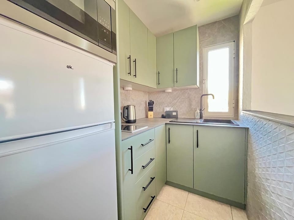 Coffee/tea facilities, Kitchen or kitchenette, microwave, stove, stove, toaster, kitchen