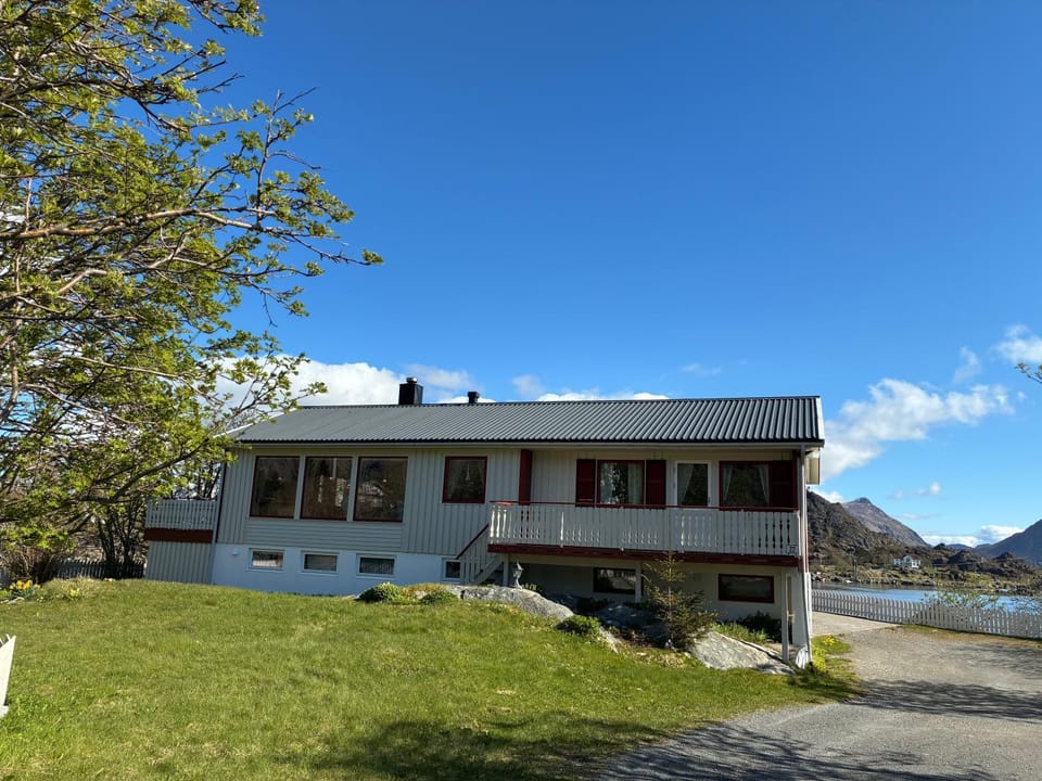 House by the sea, Ballstad Lofoten House in Lofoten
