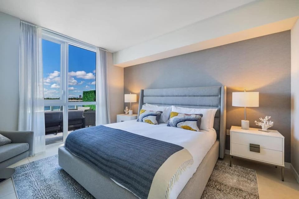 Champagne at Tiffany's - Luxury Condo by the Beach House in Fort Lauderdale