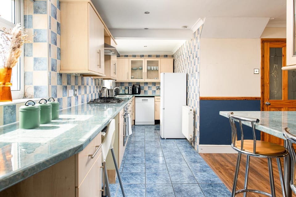 Kitchen or kitchenette, dishwasher