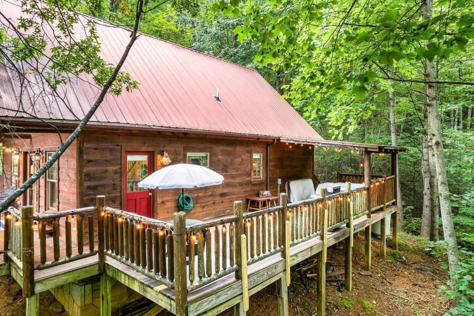 Bear Cub Inn I Hot Tub I Fire Pit I Arcade House in Sevier County