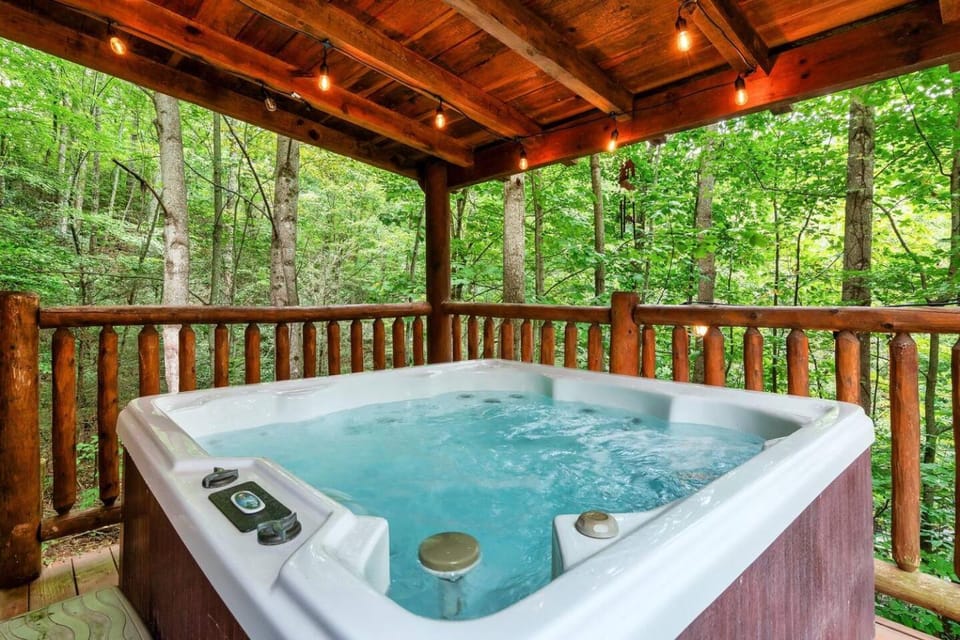 Bear Cub Inn I Hot Tub I Fire Pit I Arcade House in Sevier County