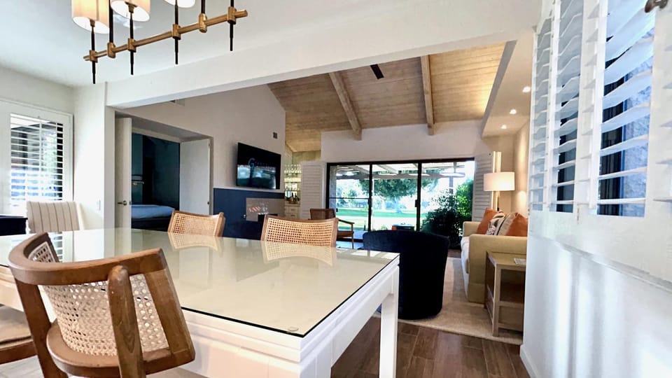 Racquet Club Retreat Modern Luxe Living in a Peaceful Desert Escape – managed by Greenday House in Rancho Mirage