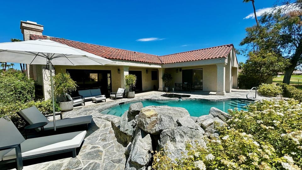 “Luxe Living”: Modern elegance, top-tier amenities, and stunning views, managed by Greenday! Villa in Rancho Mirage