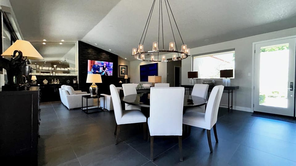 “Luxe Living”: Modern elegance, top-tier amenities, and stunning views, managed by Greenday! Villa in Rancho Mirage