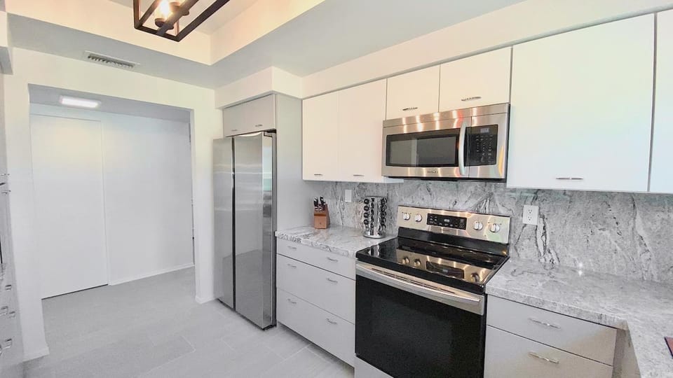 Desert Escape Modern 2BR Retreat with Mountain & Fairway Views – managed by Greenday House in Rancho Mirage