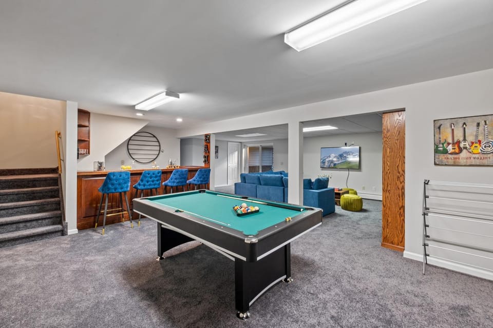Pool, Fire Pit Bedroom & Alaska King Sleeps 16 Villa in New Jersey
