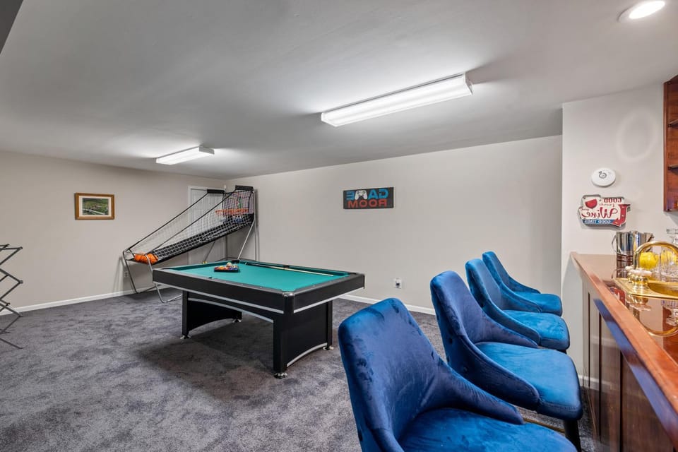 Pool, Fire Pit Bedroom & Alaska King Sleeps 16 Villa in New Jersey