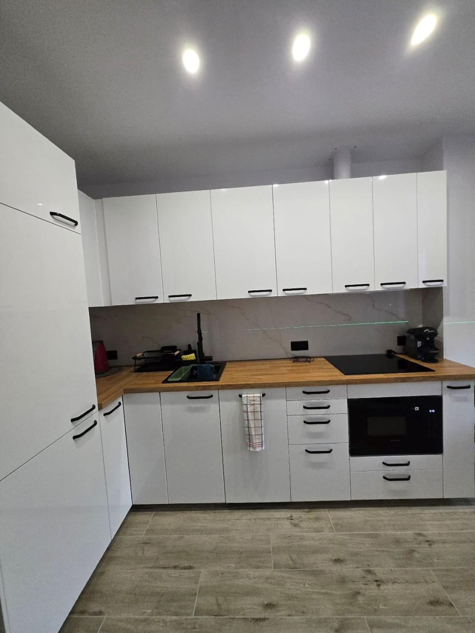 Kitchen or kitchenette, microwave, kitchen