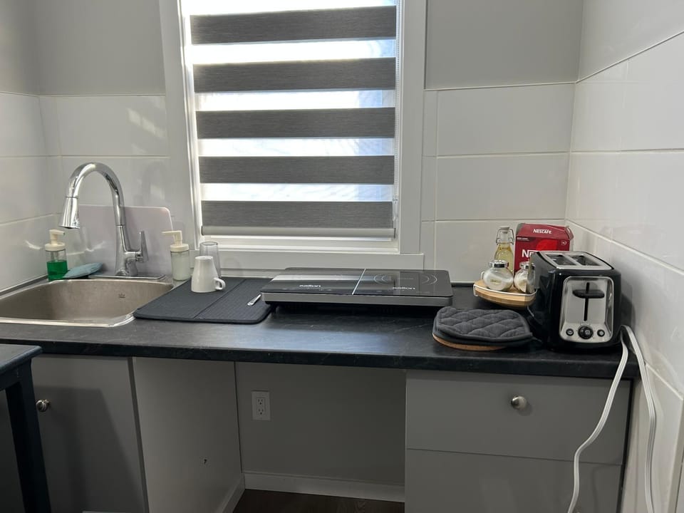 Coffee/tea facilities, Kitchen or kitchenette, stove