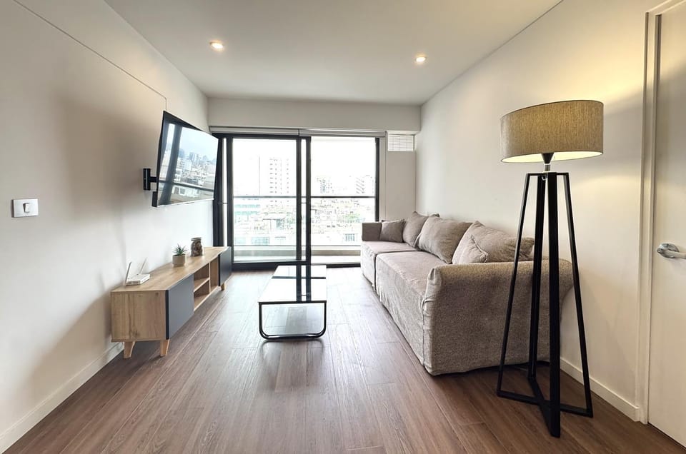 TV and multimedia, Balcony/Terrace, Living room, Lounge or bar, City view, Street view, Area and facilities, furniture, internet
