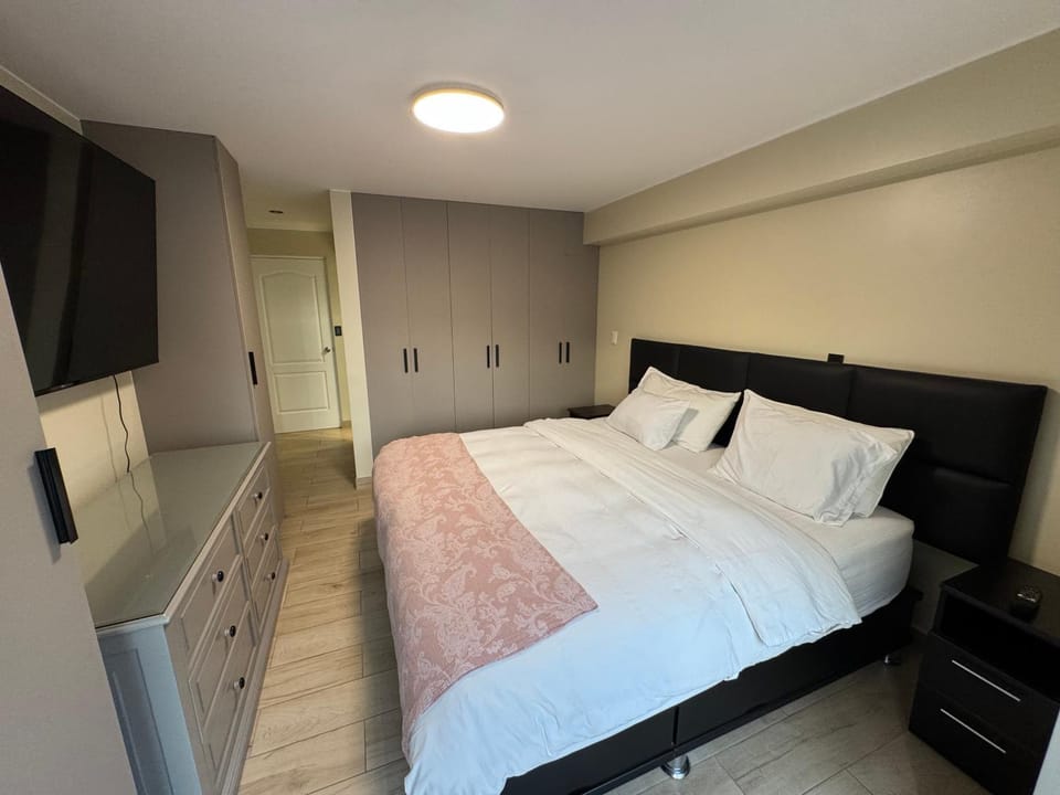 Bed, TV and multimedia, Photo of the whole room, Decorative detail, Evening entertainment, Bedroom, Street view, flat iron, hair dryier, internet, towels, wardrobe