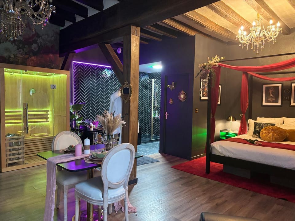 Bed, Living room, Photo of the whole room, Seating area, Bedroom