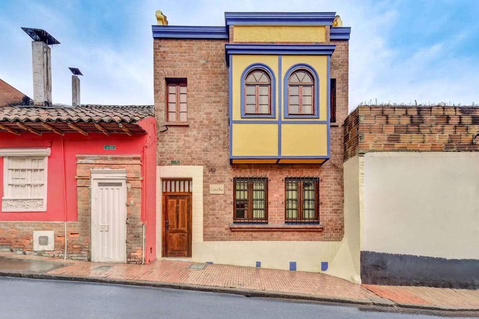 Chic 4BR Getaway in Vibrant La Candelaria House in Bogota