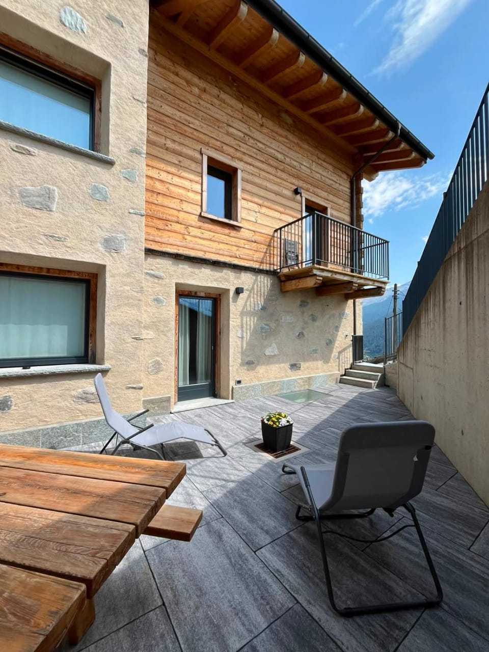 Property building, Patio, Balcony/Terrace, sunbed