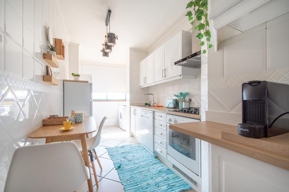 Coffee/tea facilities, Kitchen or kitchenette, Dining area, oven, stove