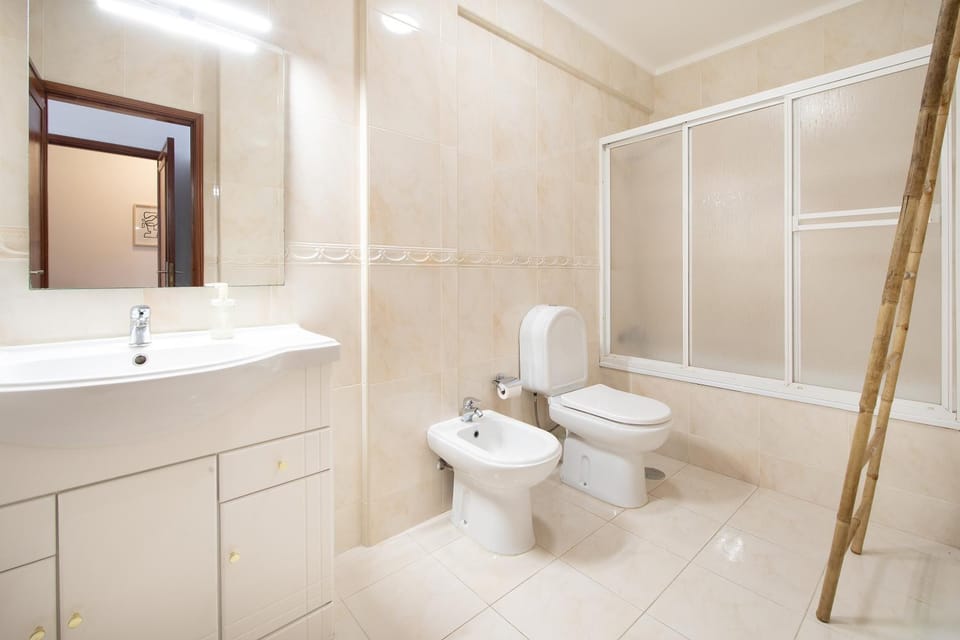 Shower, Toilet, Bathroom, bidet, towels