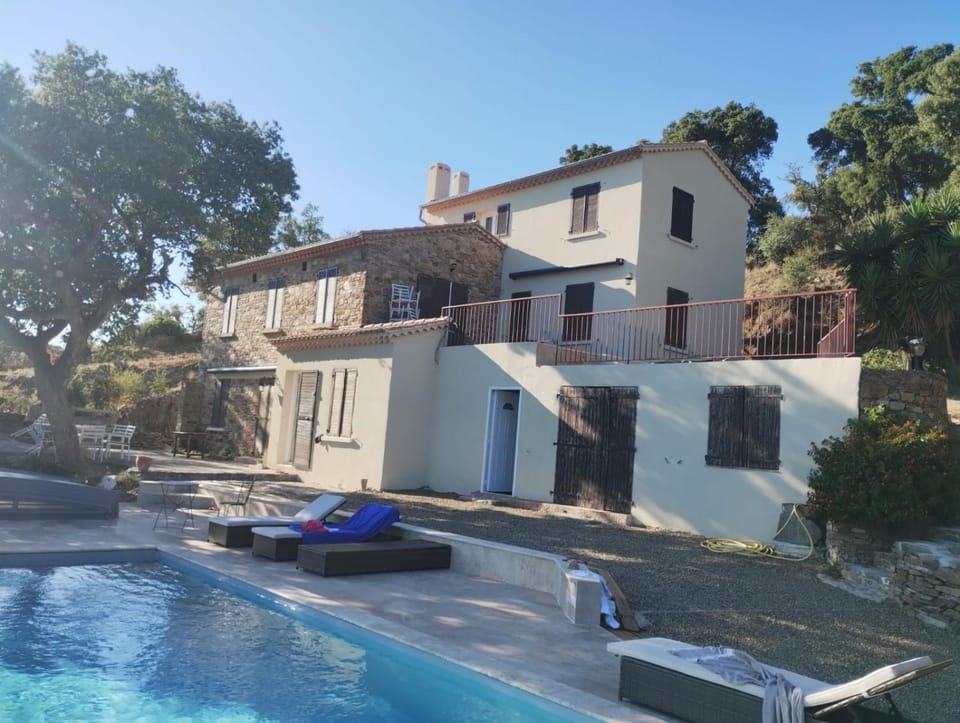 Property building, Pool view, Swimming pool, sunbed