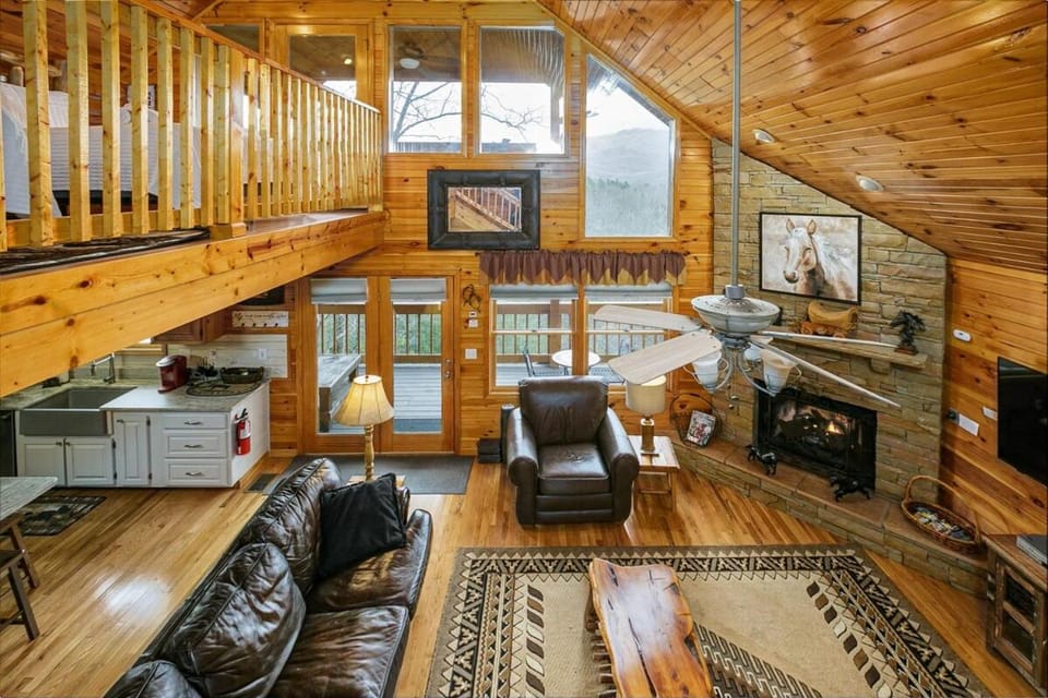 Views, Gorgeous Inside, Game Room, Fire Pit House in Pittman Center