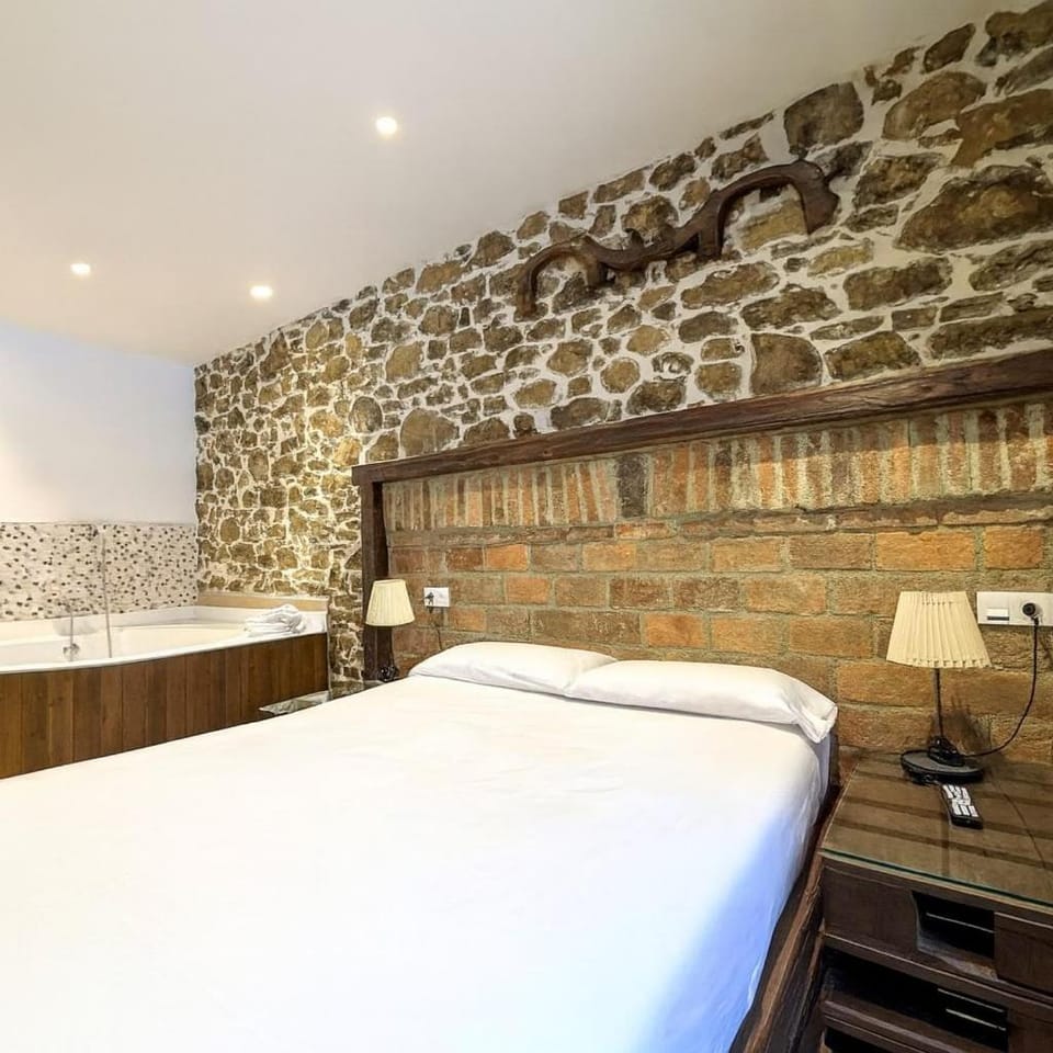 Bed, Hot Tub, Photo of the whole room, Bedroom