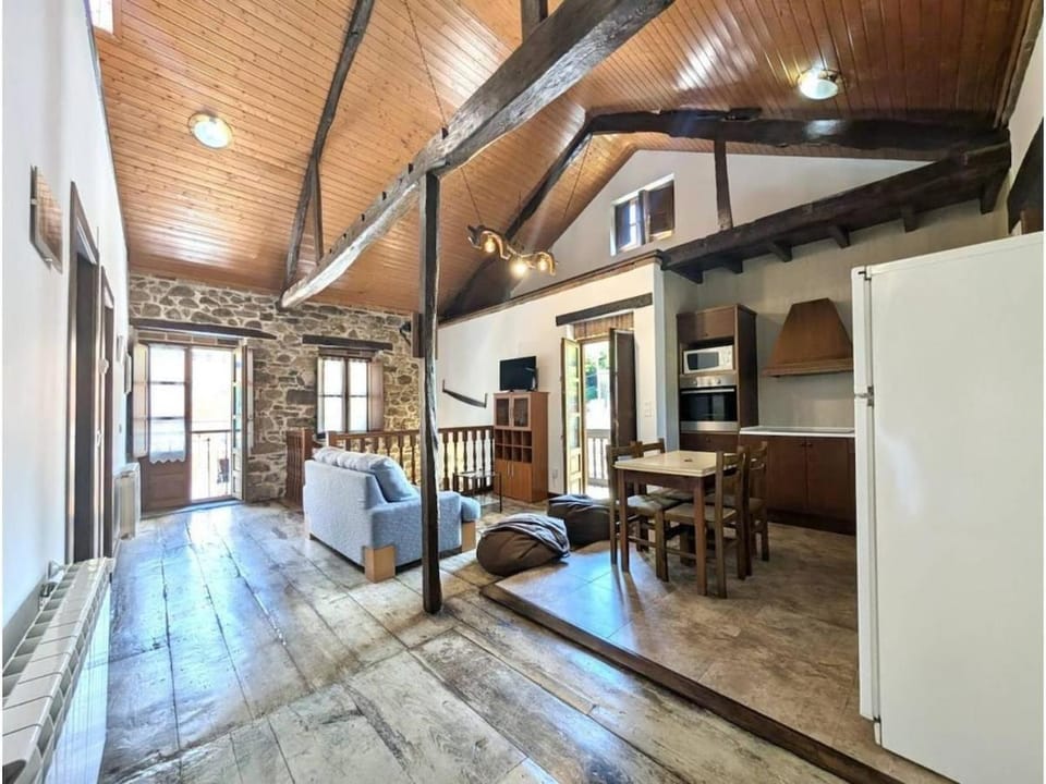 TV and multimedia, Kitchen or kitchenette, Living room, Seating area, Dining area, oven