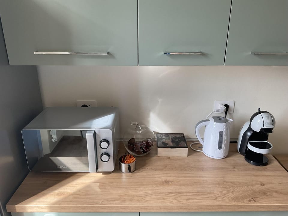 Coffee/tea facilities, Kitchen or kitchenette, microwave, kitchen