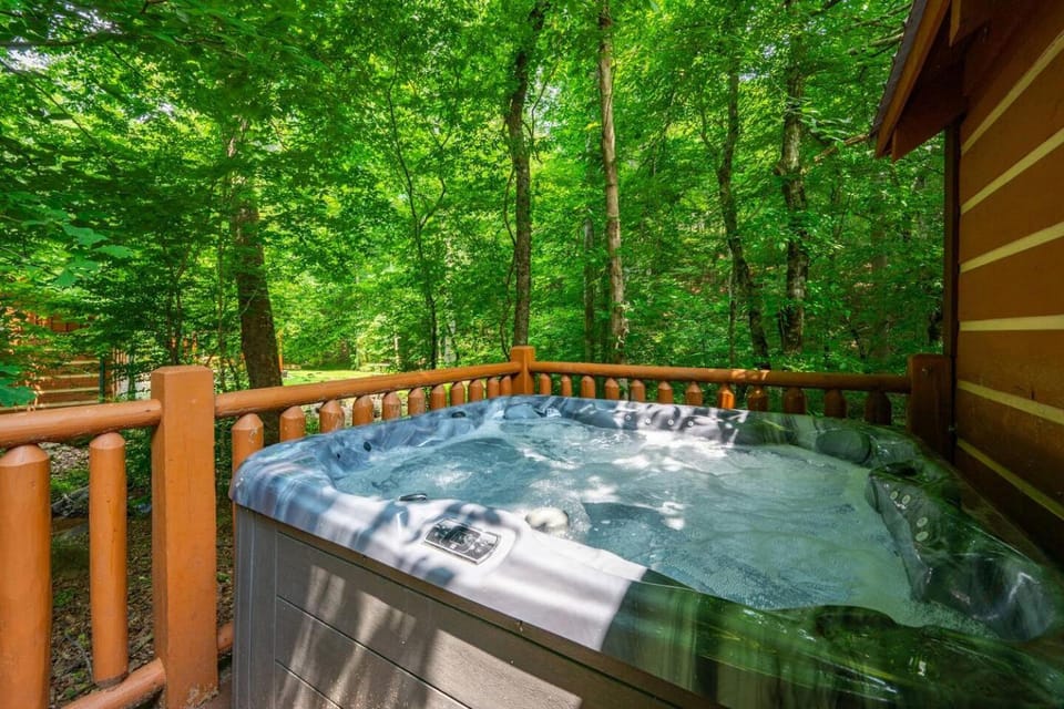 Live Creek Bed, Arcade , Fire Pit , Hot Tub House in Pigeon Forge