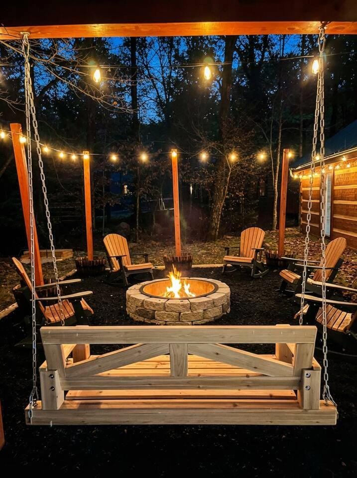 Live Creek Bed, Arcade , Fire Pit , Hot Tub House in Pigeon Forge
