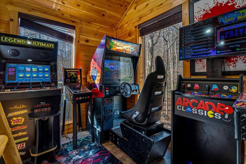 Live Creek Bed, Arcade , Fire Pit , Hot Tub House in Pigeon Forge
