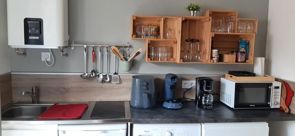 Coffee/tea facilities, Kitchen or kitchenette, stove, toaster