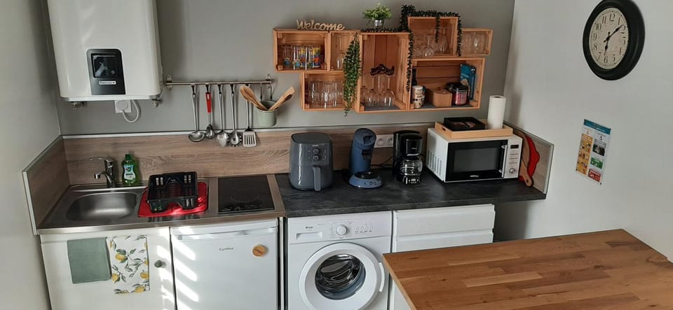 Coffee/tea facilities, Kitchen or kitchenette, oven, storage, stove, toaster, washing machine