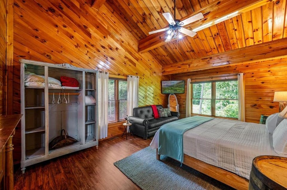 Must See- 4300 SQFT, Views, Privacy, Pool Access House in Sevier County