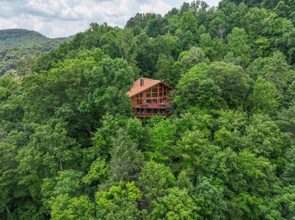 Must See- 4300 SQFT, Views, Privacy, Pool Access House in Sevier County