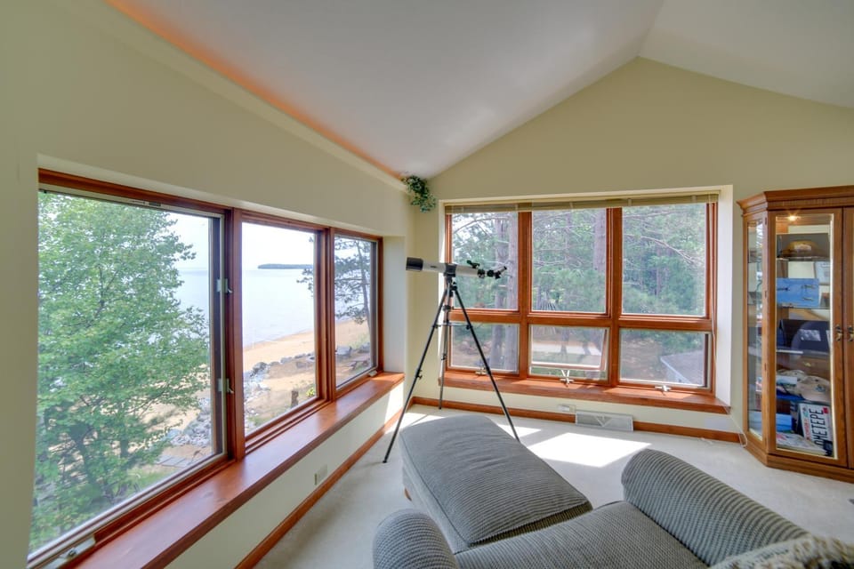 Lakefront Lookout! Private Sand Beach on Superior House in Big Bay