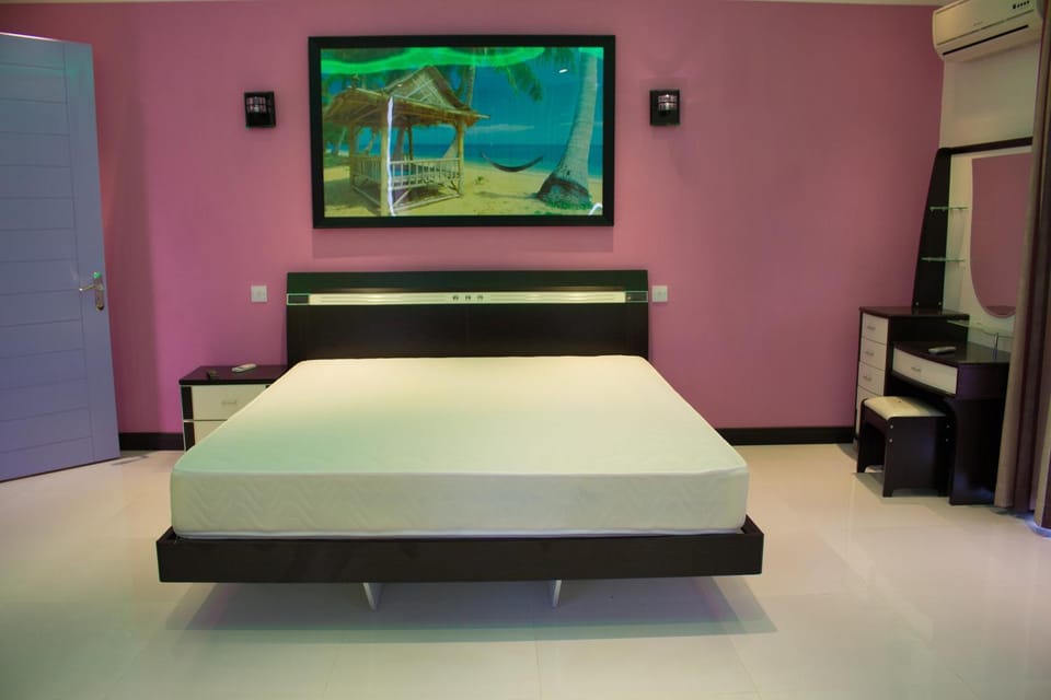 Bed, Photo of the whole room, Bedroom, air conditioner