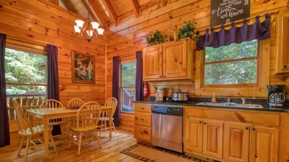 Falcons Crest , Hot Tub , Arcade , Pool Table House in Gatlinburg