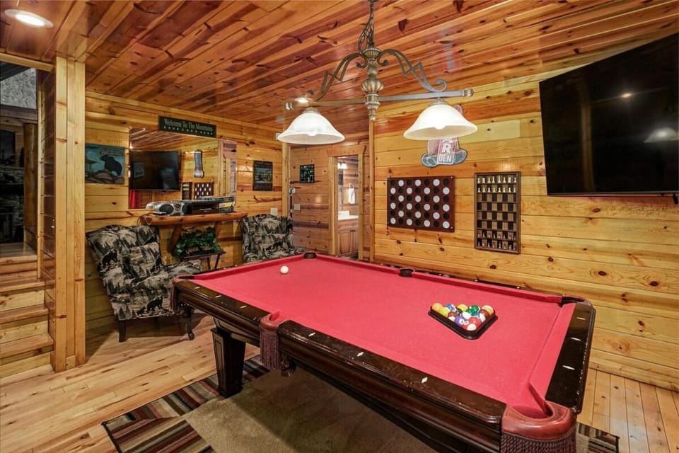 Falcons Crest , Hot Tub , Arcade , Pool Table House in Gatlinburg