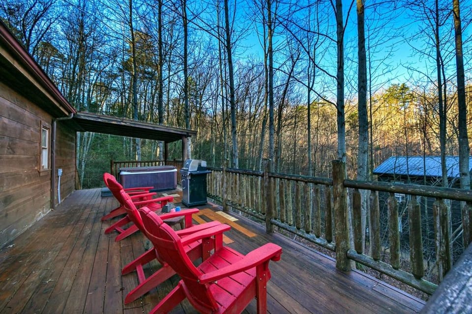 Falcons Crest , Hot Tub , Arcade , Pool Table House in Gatlinburg