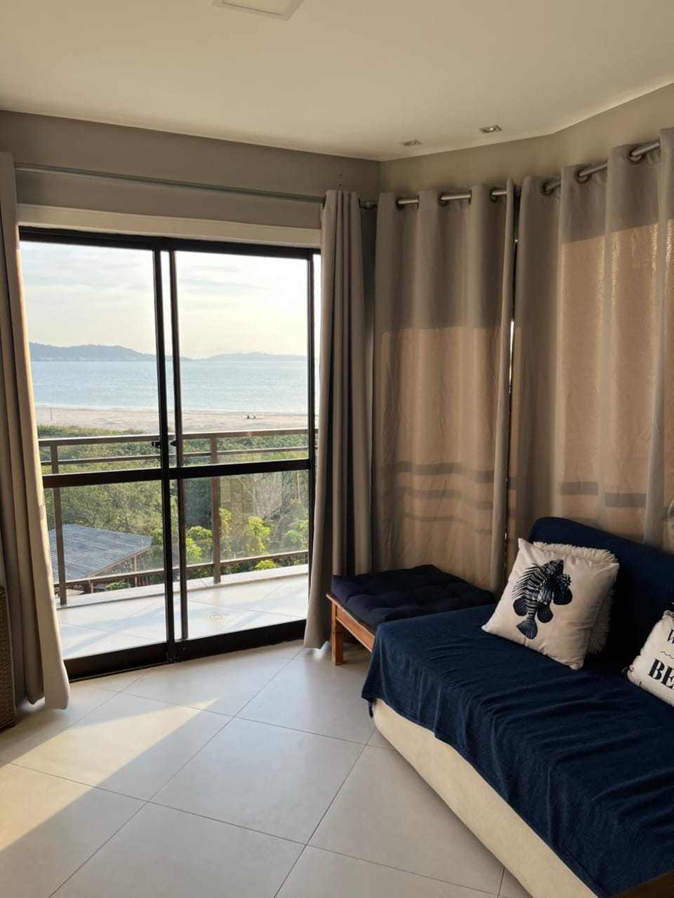 Apt 1 quarto , com vista incrível , pé na areia da cachoeira Apartment in Florianopolis