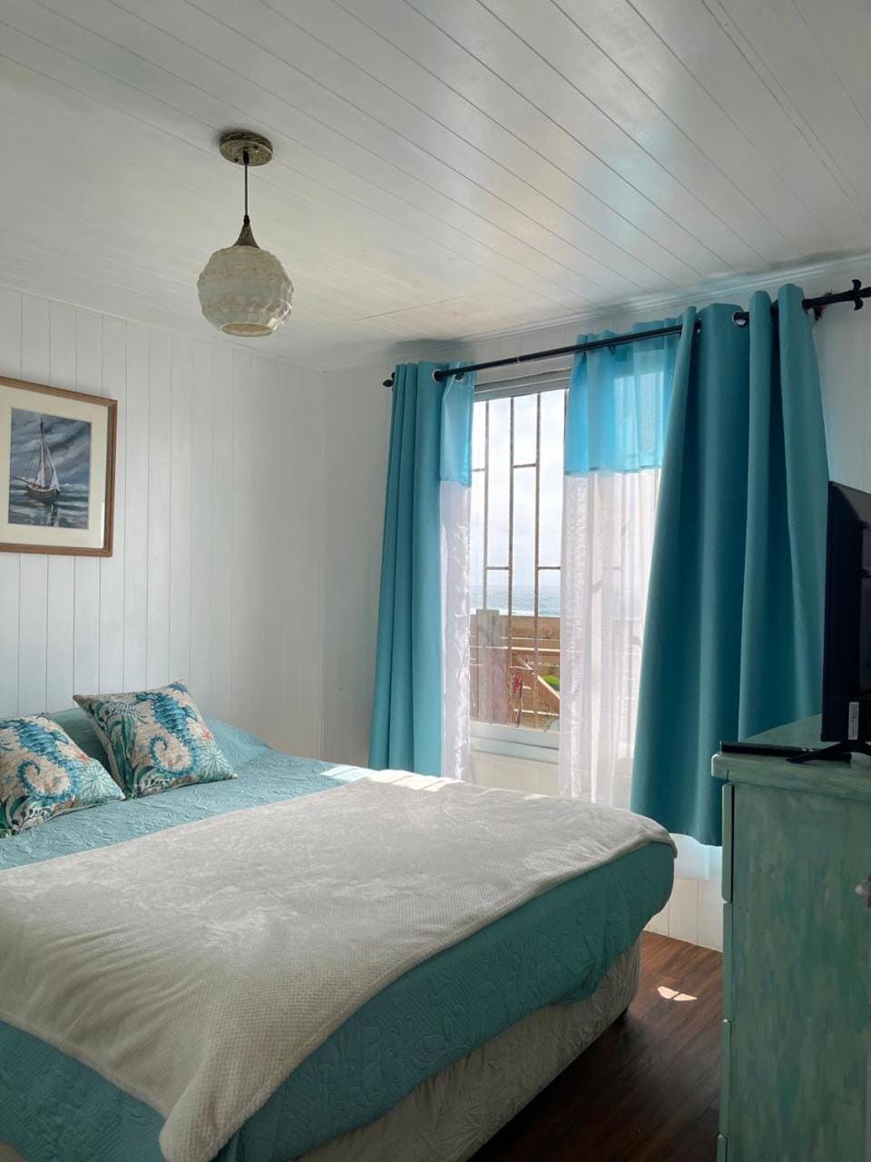 Bed, TV and multimedia, Photo of the whole room, Bedroom
