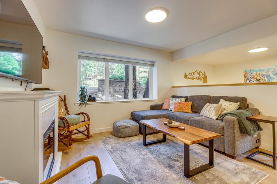 Walk to Mammoth Village: Chic Mountain Studio Apartment in Mammoth Lakes