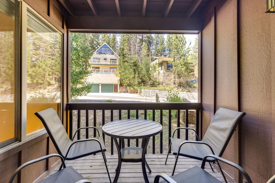 Walk to Mammoth Village: Chic Mountain Studio Apartment in Mammoth Lakes
