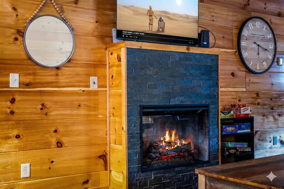 TV and multimedia, Living room, Seating area, fireplace