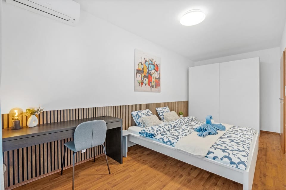 Bed, Photo of the whole room, Bedroom, air conditioner