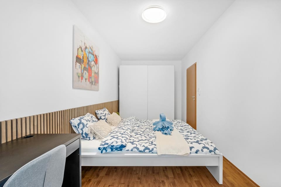 Bed, Photo of the whole room, Bedroom, towels